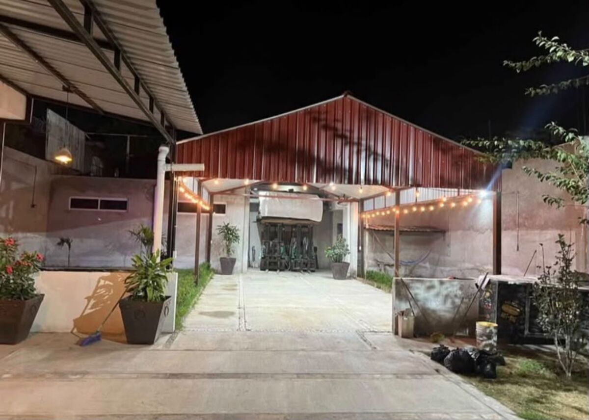 Fachada del salón de eventos por la noche
